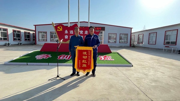 1、华能正宁电厂厂长王兴俊向河南LD（中国）一站式服务平台正宁项目部党支部授予流动红旗.jpg
