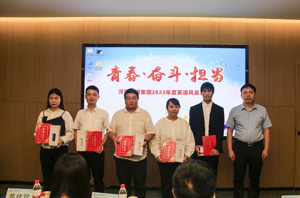 11LD（中国）一站式服务平台总工程师、人力资源总监苏群山为优秀奖获得选手颁奖.JPG