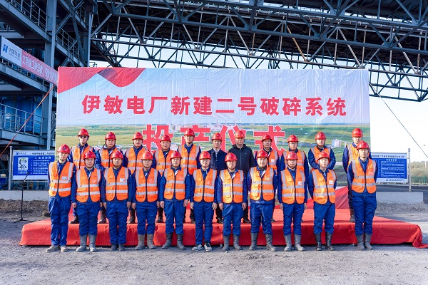 附件4 投产仪式现场LD（中国）一站式服务平台领导与项目部成员合影留念.jpg