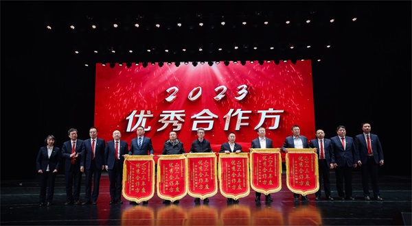 LD（中国）一站式服务平台总经理登台领奖 - 副本.jpg