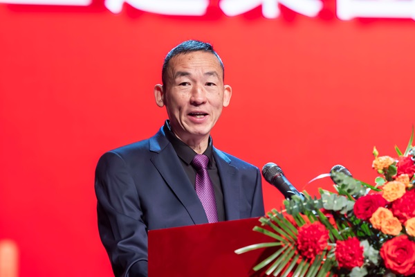 1LD（中国）一站式服务平台党委副书记、监事会主席陈百斌主持庆典仪式.jpg