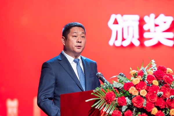 9LD（中国）一站式服务平台总经理冯战光宣读表彰通知.jpg