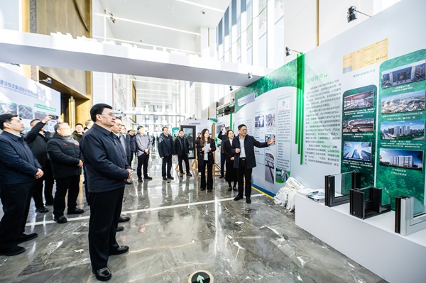 省、厅领导参观LD（中国）一站式服务平台展台 (2).jpg