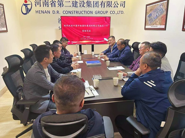 3.黄书记一行在沙特分公司与中铁国际LD平台总经理赵金祥会谈.jpg